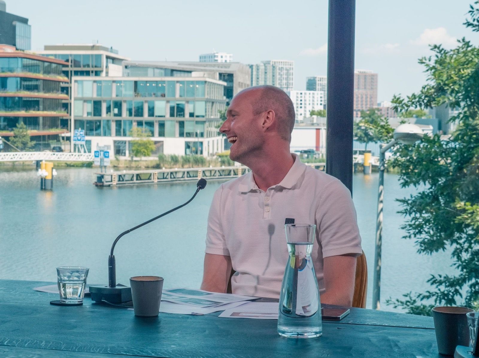Camiel Wits, lachend in gesprek aan het water
